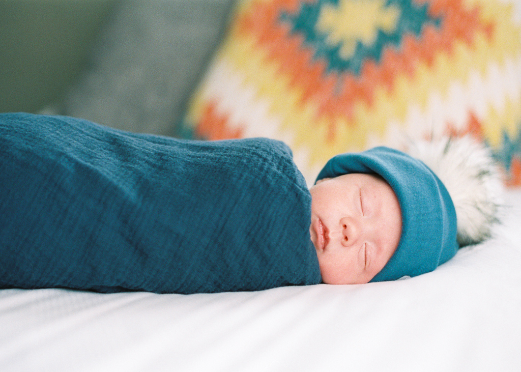 newborn-baby-hat-pompom-2